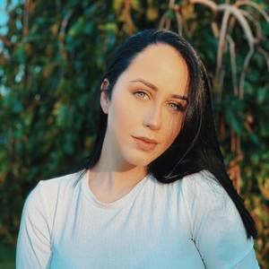 Meet your Posher, Larissa